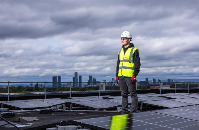 태양광 패널과 작업자, 재생에너지 상징