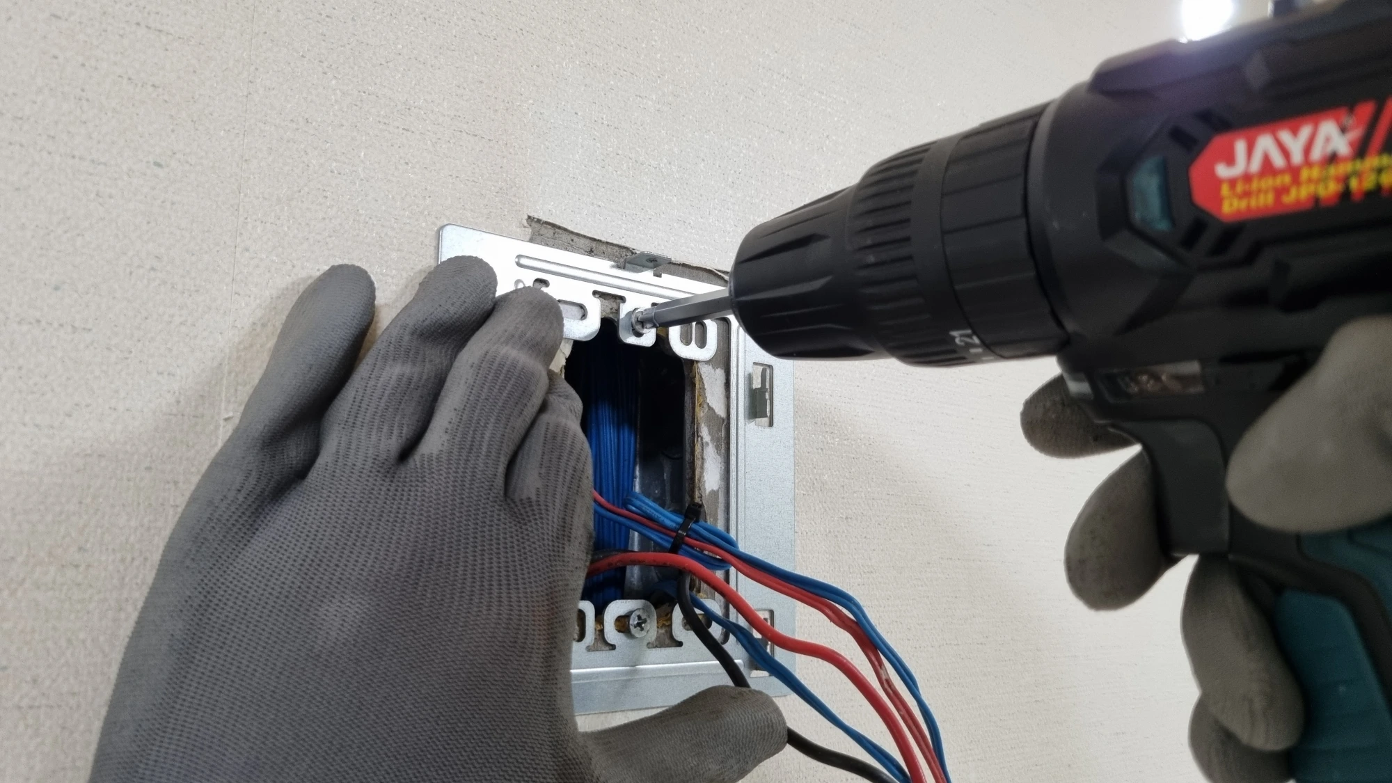 비디오폰 브래킷 고정하는 모습