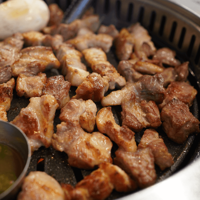 불판위에-익어가는-고기