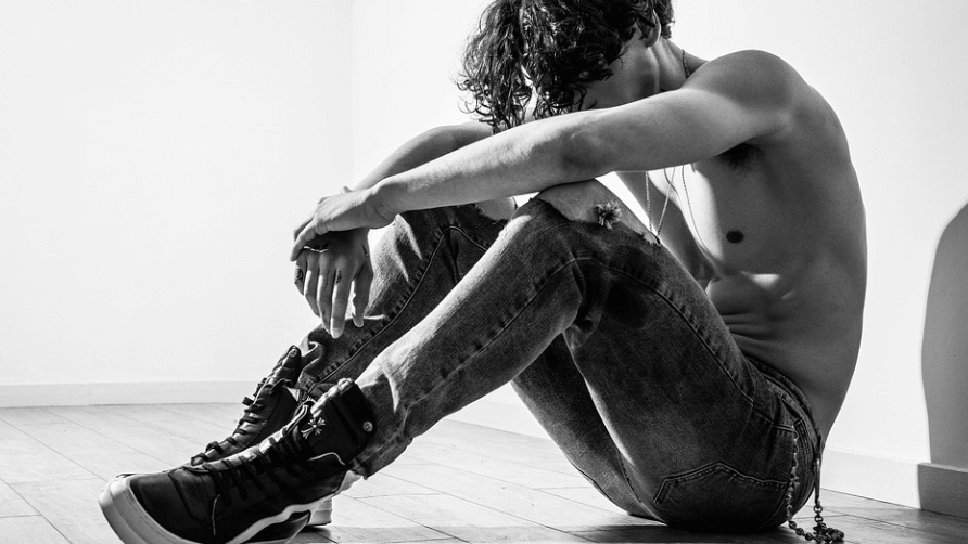 탄수화물 부족 증상으로 피로를 느끼며 앉아 있는 남성