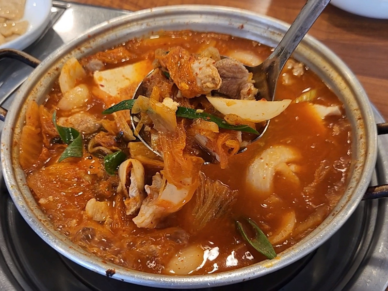 고기가-듬뿍-들어있는-김치찌개