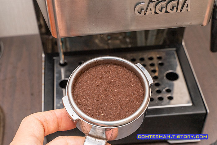 포타필터 커피가루 탬핑