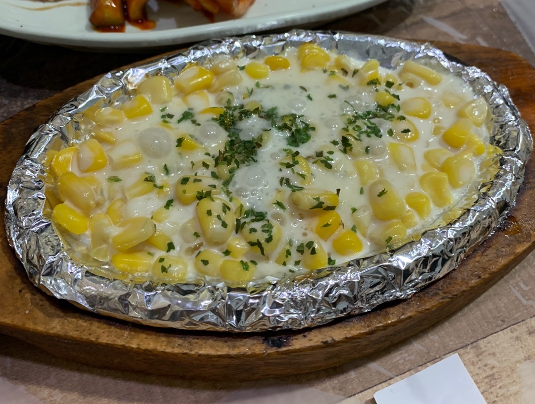 콘치즈구이 위에 치즈