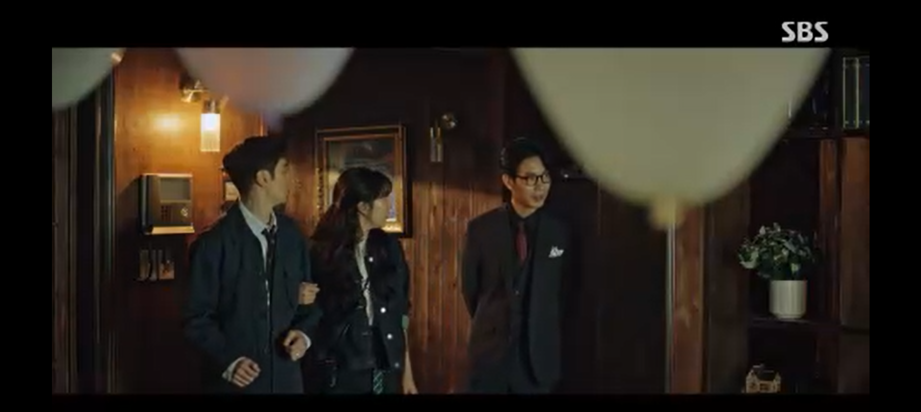 모범택시 시즌2 강프로가 도기와 고은의 임시신혼집을 방문하고 있다.