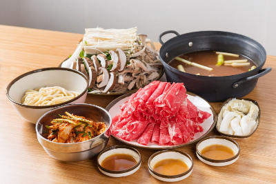 칼국수 국물과 고기 야채 세트