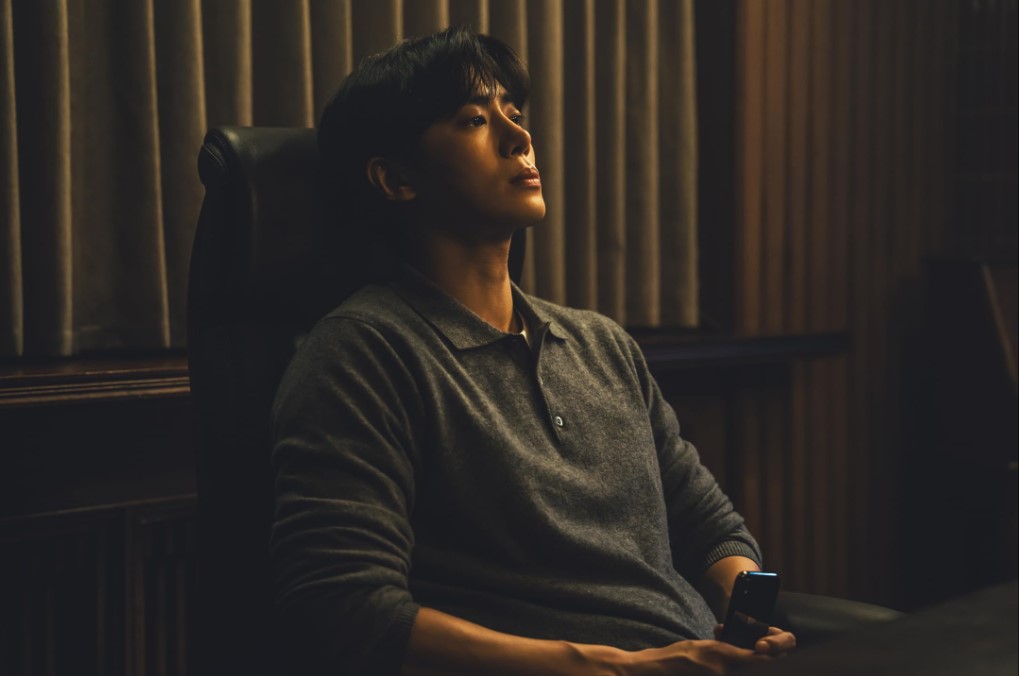 넷플릭스 드라마 광장에서 이금손 역을 맡은 추영우의 냉철한 분위기의 스틸 컷