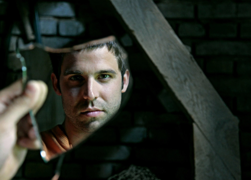 거울을 보는 남자