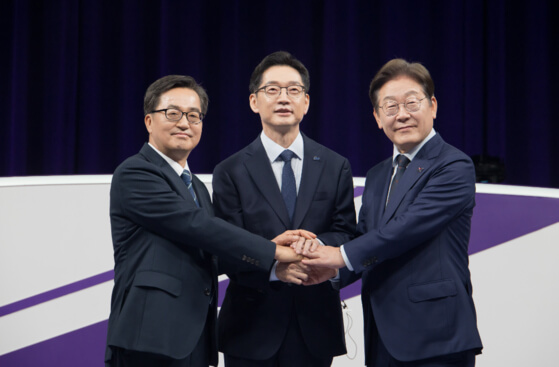 첫 토론서 드러난 공약 차이…민주당 경선, 본격 승부 돌입