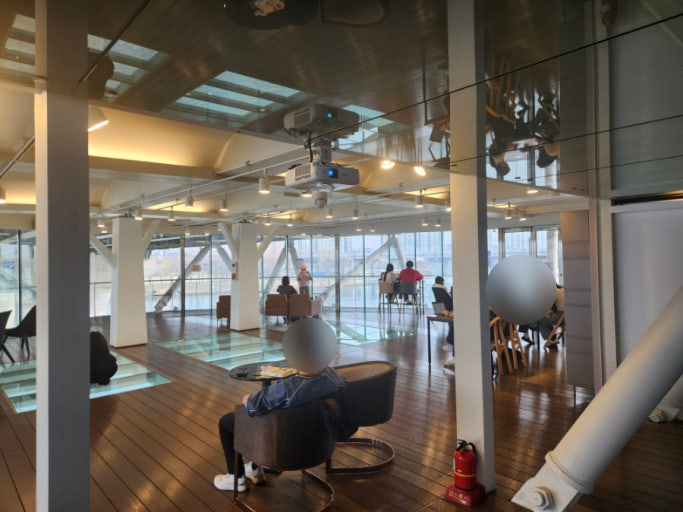 서울 광진교 8번가 전망 공간 내부에서 한강을 감상하는 사람들