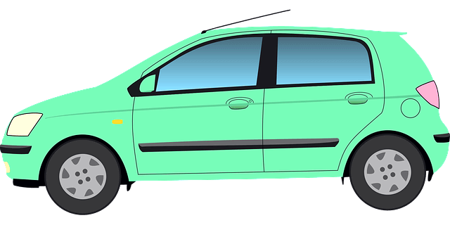 청록색 자동차의 옆모습이다. 소형차로 아담하다.