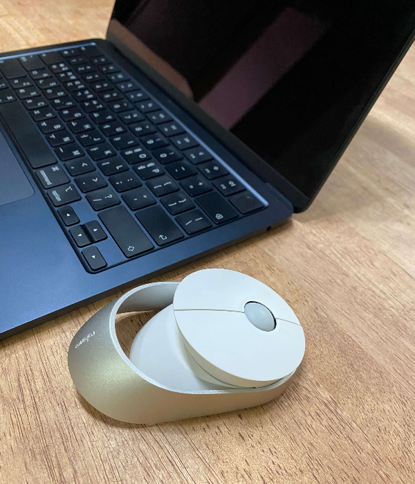 미드나잇-색상의-맥북에어와-어울리는-실버-색상의-Ralemo-Air-1-마우스