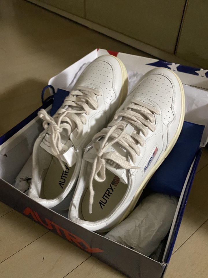 포장박스에-기대어-있는-흰색-운동화