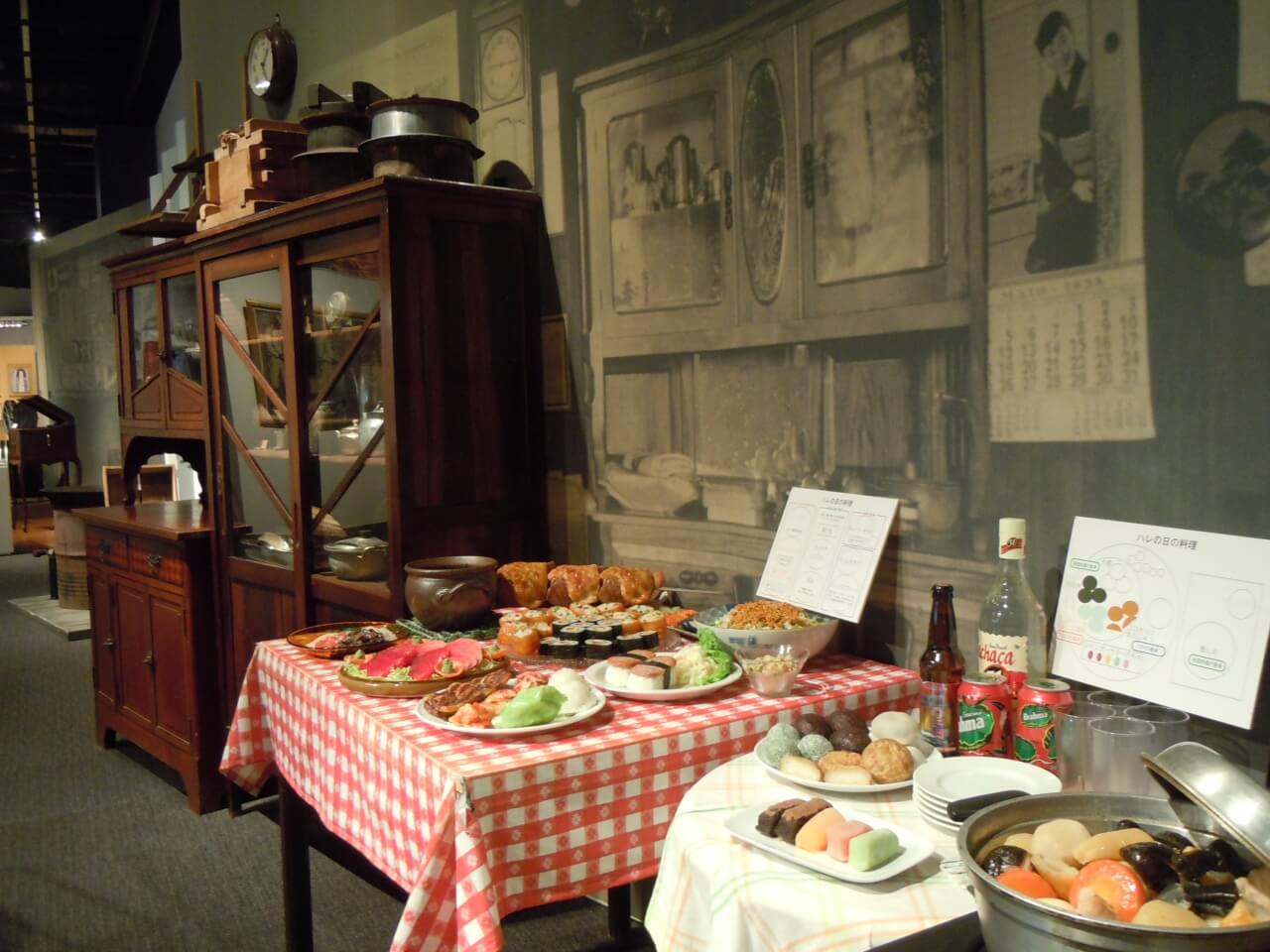 이민자의 가족생활을 보여주는 전시. 모듬접시가 전시되어 있다.