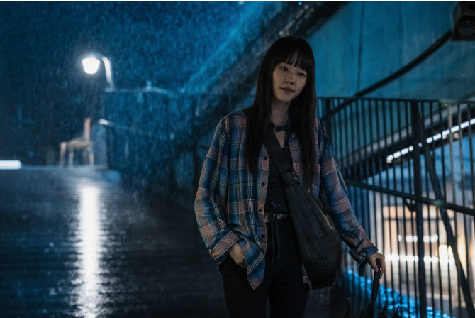 영화 야당 채원빈 거리를 걸으면 생각하는 모습