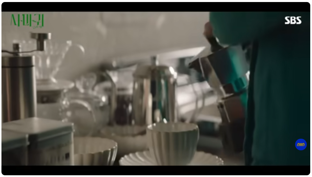 사마귀 1회 정이신 감옥에서 커피마시는 장면