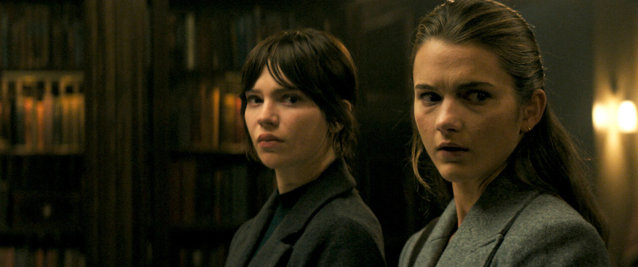 두려운 눈빛으로 어딘가를 응시하는 선교사 여주인공들