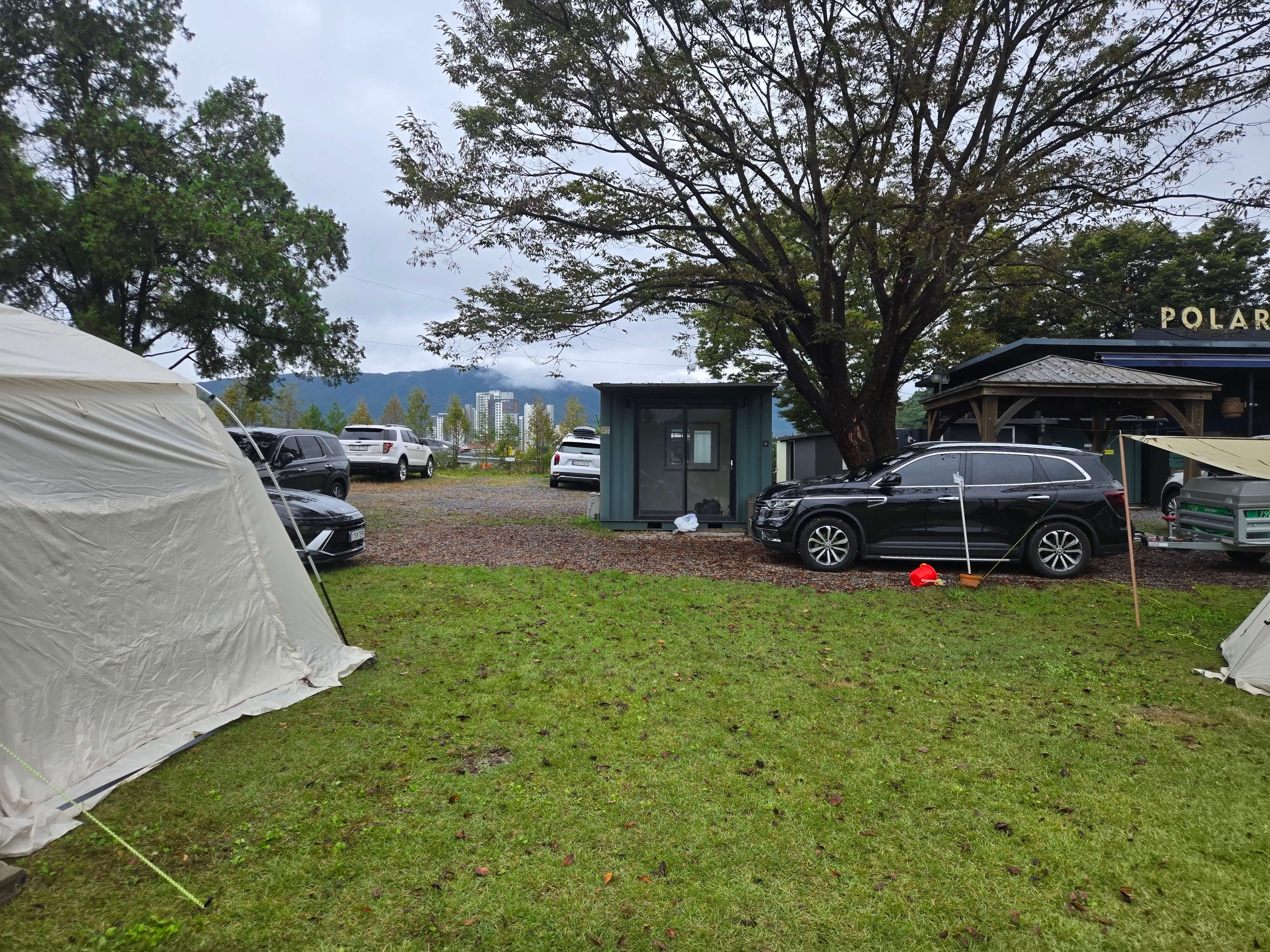 건물 사이에 주차 된 차들