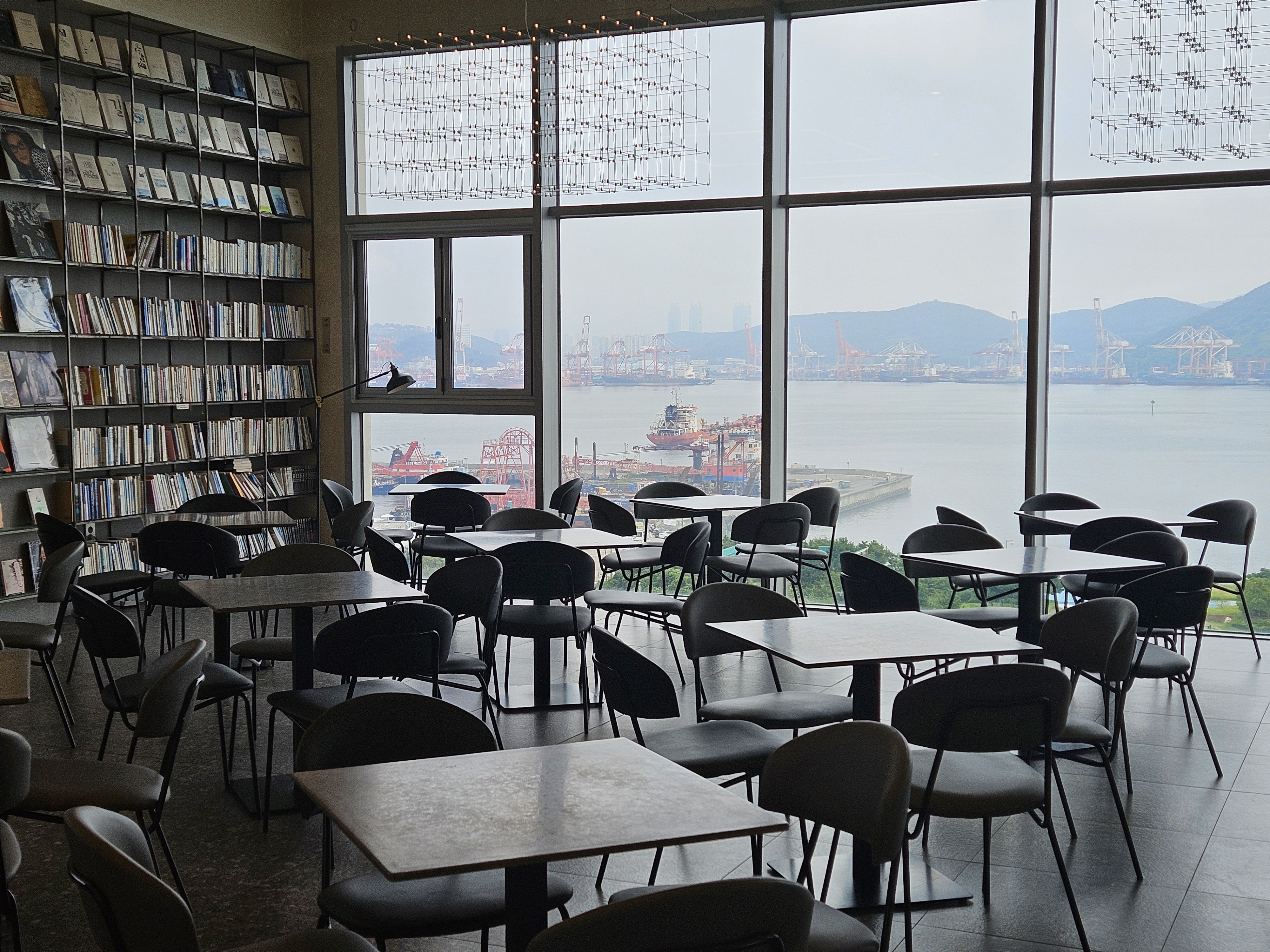 4층 라이브러리