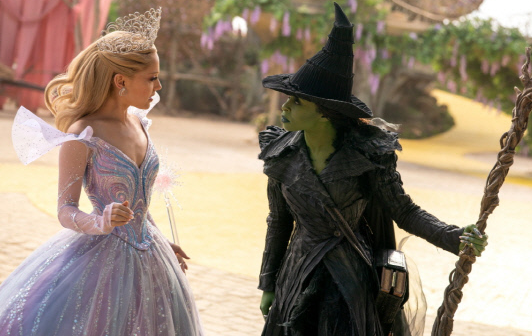 글린다와 엘파바가 대적하지만 서로를 위하는 장면.
