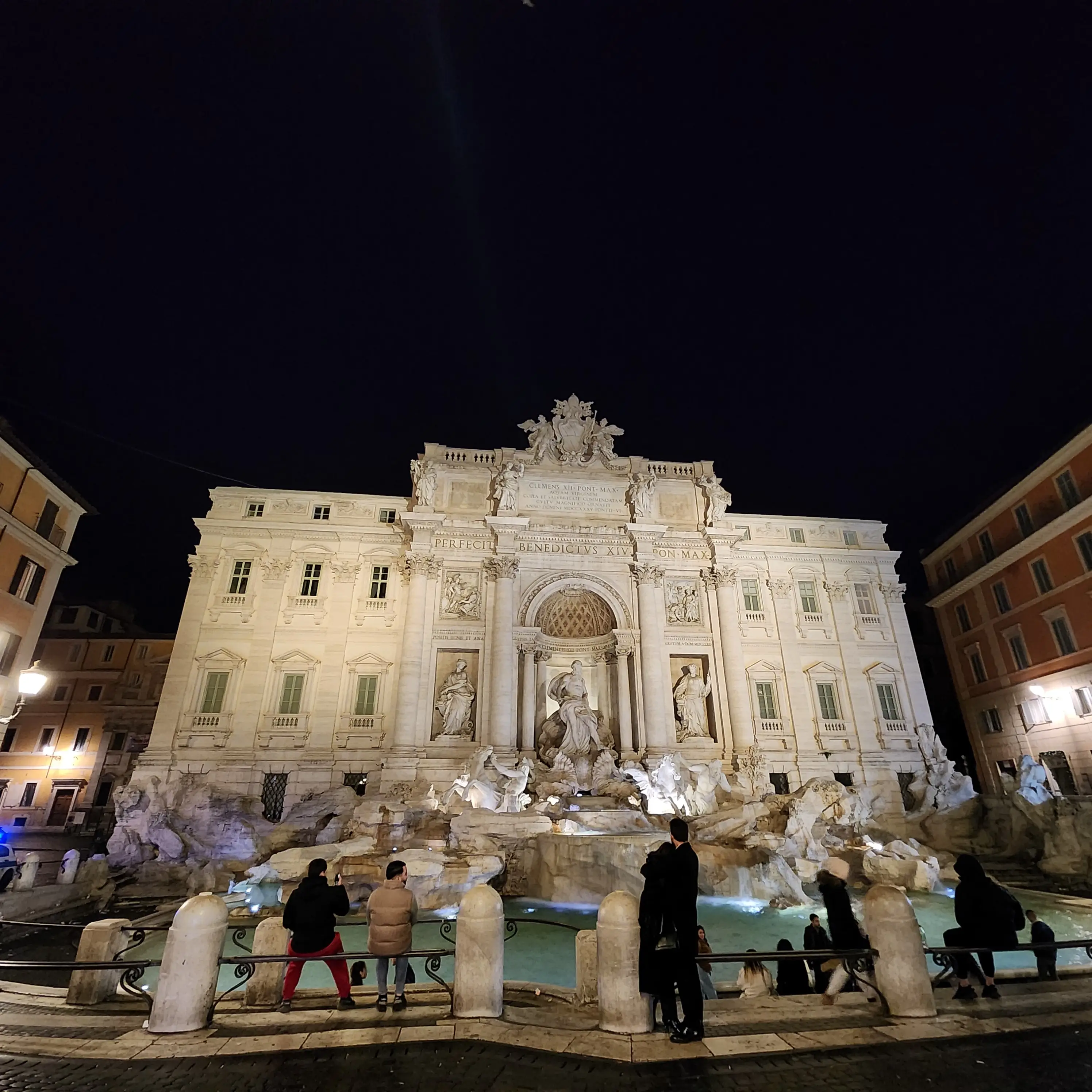 트레비-분수-앞에서-키스하는-커플