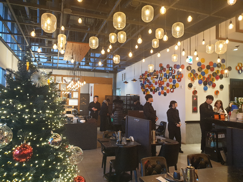 벽면에 장식과 크리스마스 트리가 크리스마스 시즌임을 알려준다. 천정 조명도 일반 중국집과는 다르다.