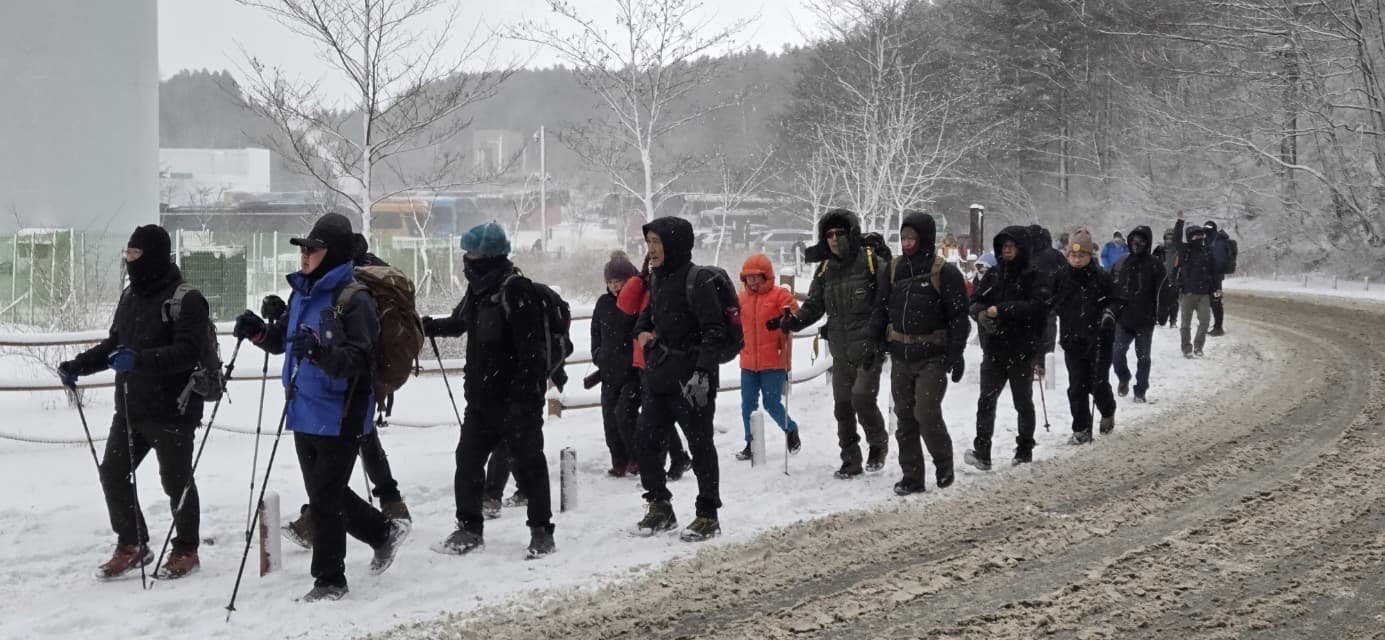 겨울 산행은 평소보다 몸에 훨씬 큰 부담을 줍니다