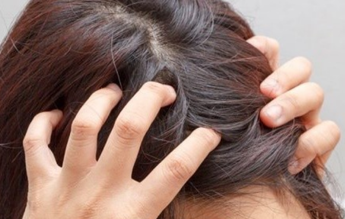 뒷쪽머리를-쥐어짜는-여성