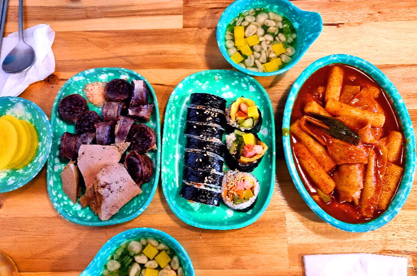 올레2코스가 끝난 후 먹은 분식 순대, 김밥, 떡볶이