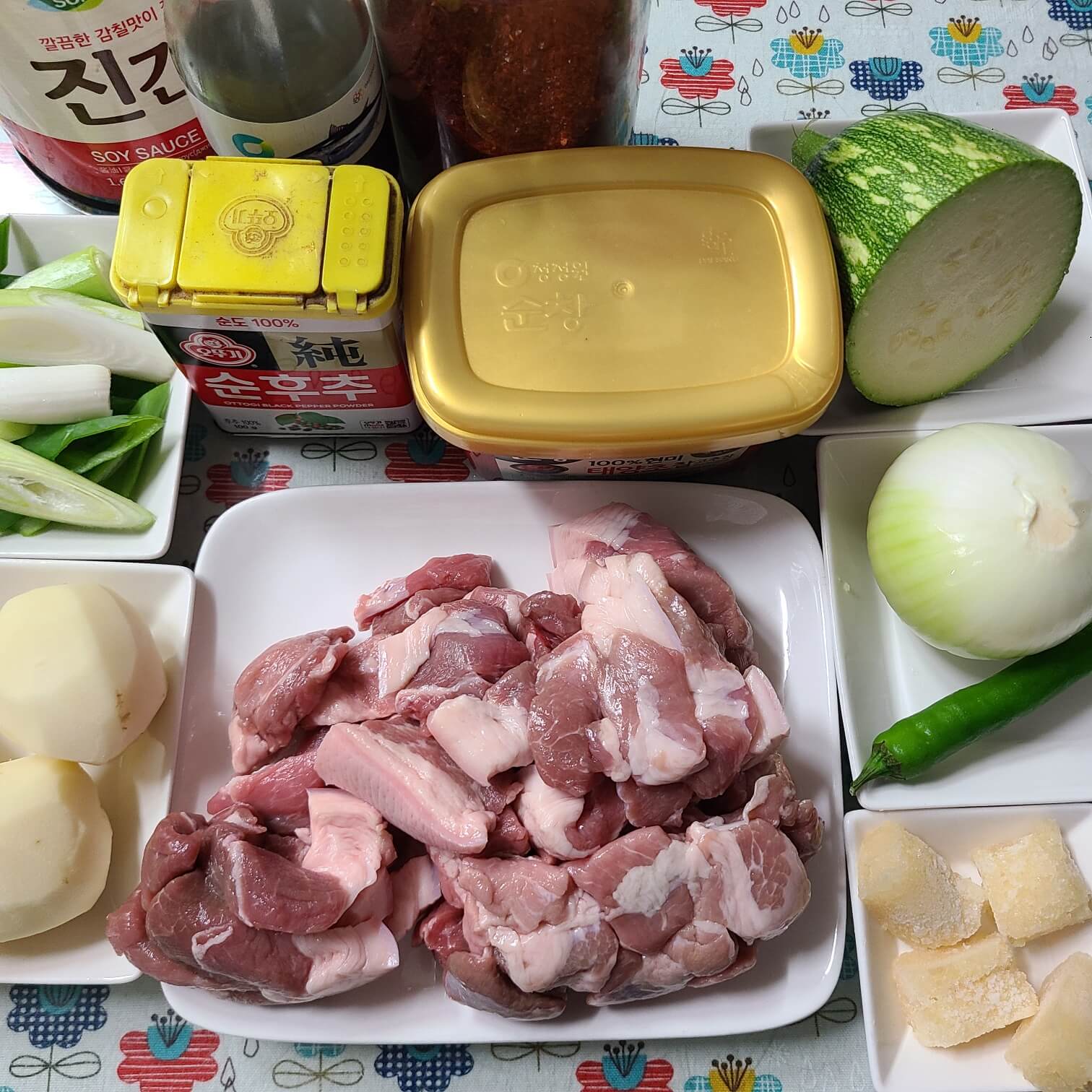 돼지고기 고추장찌개 만드는 법 돼지찌개 고추장감자찌개 레시피 요리재료