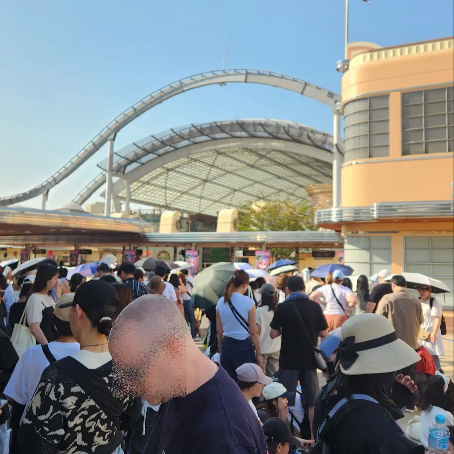 유니버셜-입장-기다리는-사람들