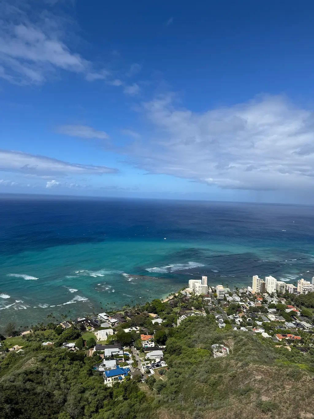 다이아몬드헤드 정상에서 본 와이키키 해변과 도심의 모습
