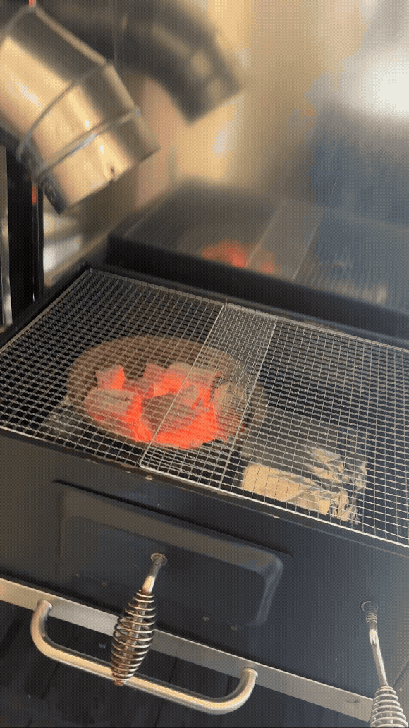 바베큐팩토리 감북점 숯불 그릴에 숯이 올라와 불이 붙은 모습&amp;#44; 숯불 바베큐 시작 순간 gif 