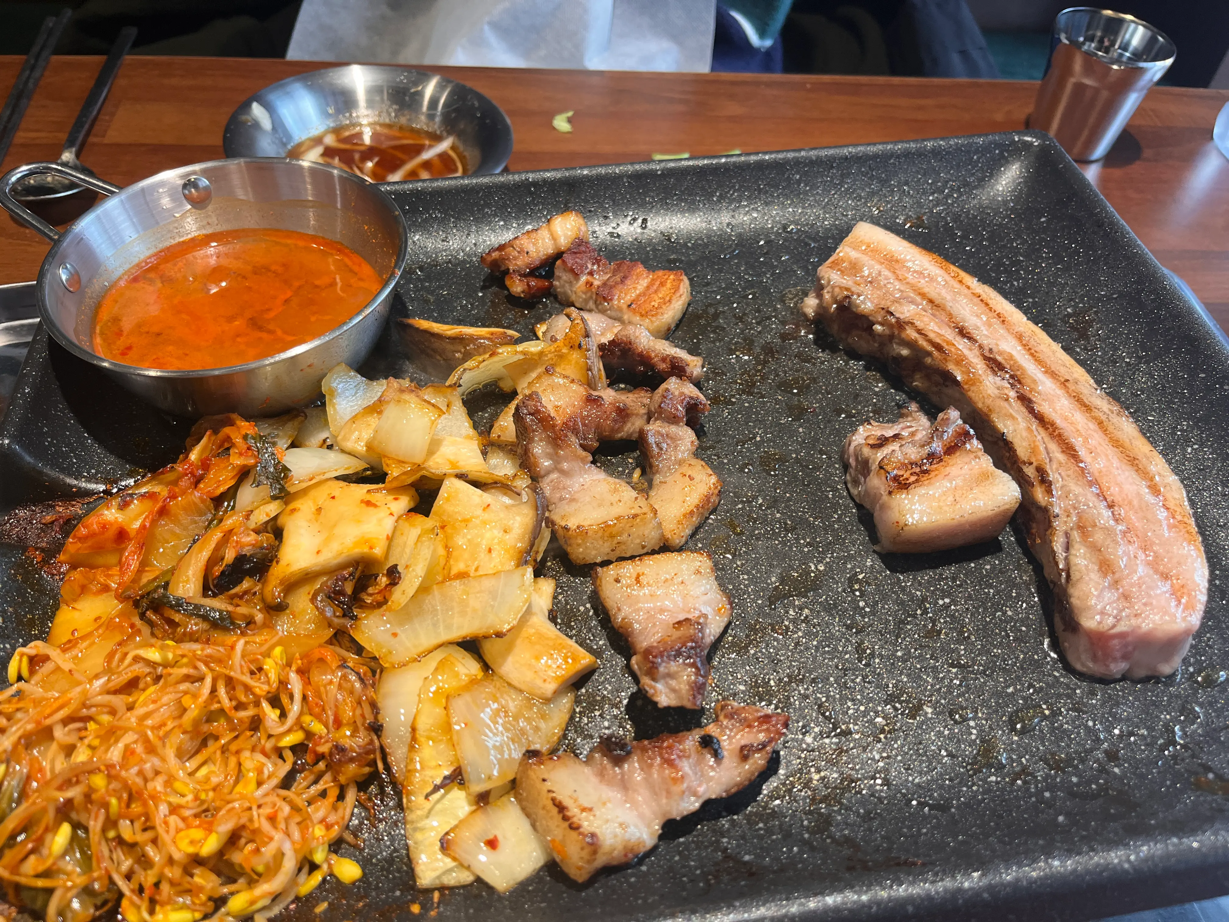 불판 위에 고기를 굽는 사진