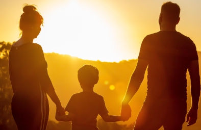 전등을 끄고 참여하는 가족