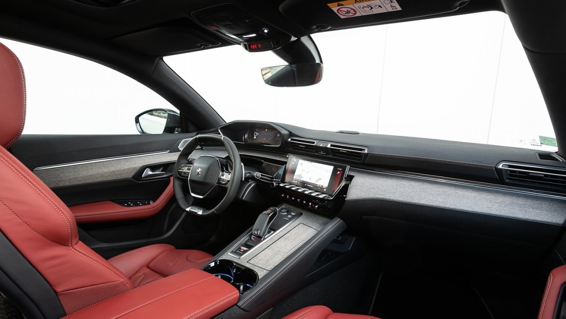 푸조 508 리콜 화이트 실내 1열 전체 사진 출처 다음자동차