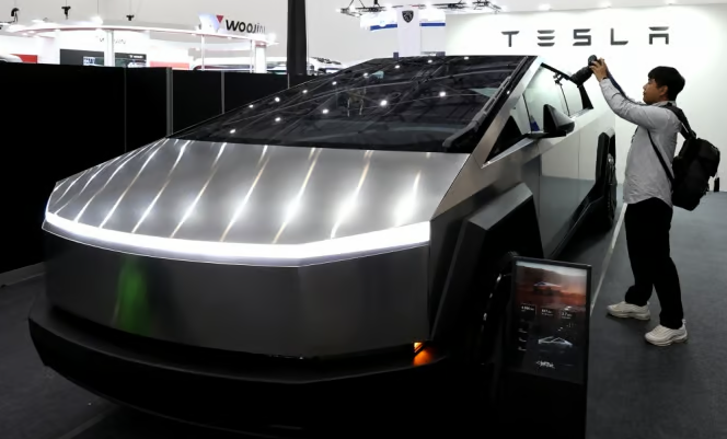 '2024 미래혁신기술박람회(FIX 2024)’을 찾은 한 관람객이 국내 미출시된 테슬라 사이버트럭