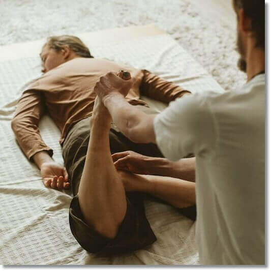 물리 치료 받는 관절염 환자