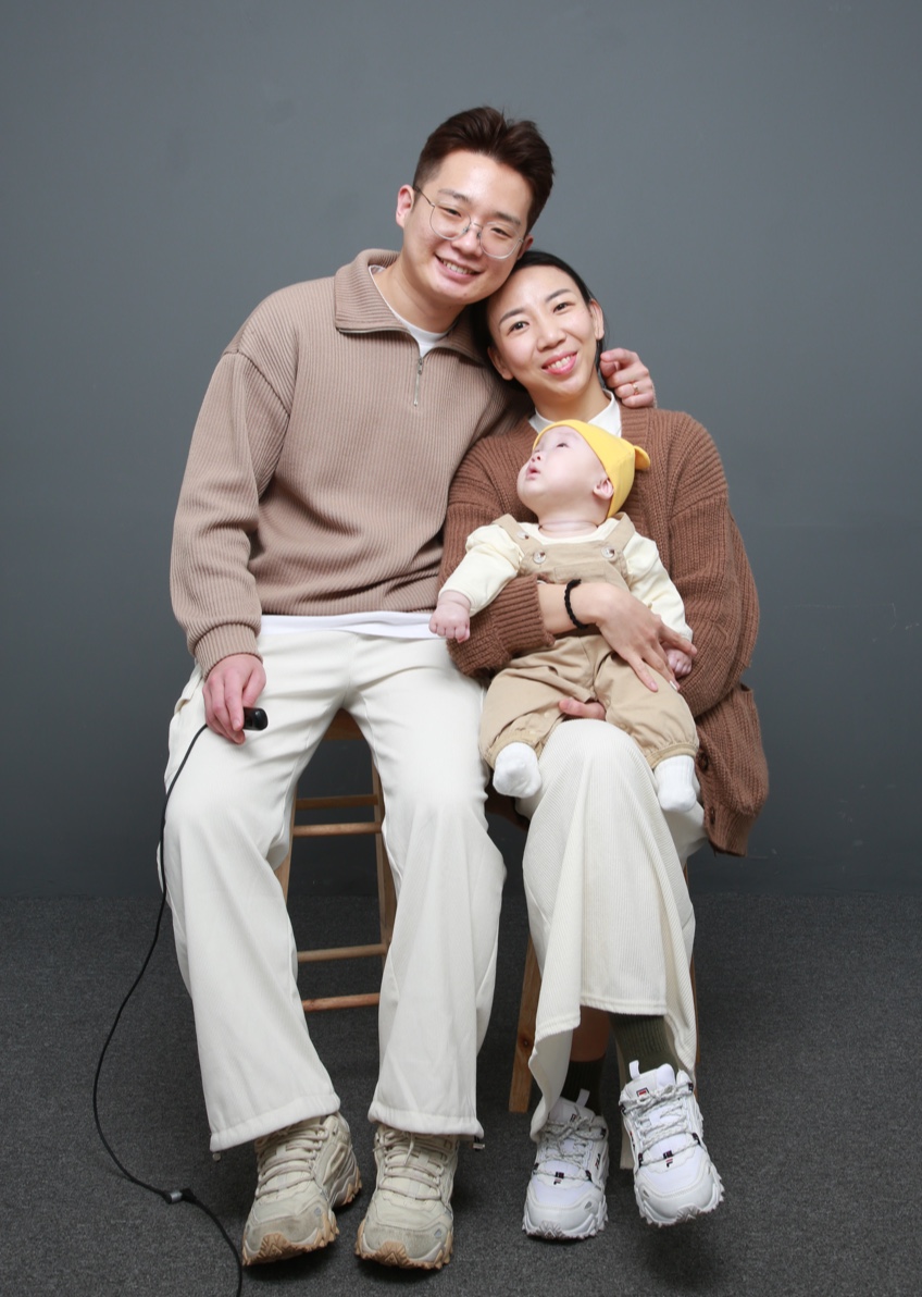 아기를 품에 안고 서로에게 기대어 미소 짓는 가족, 사랑이 가득한 밍밍솔의 따뜻한 가족사진