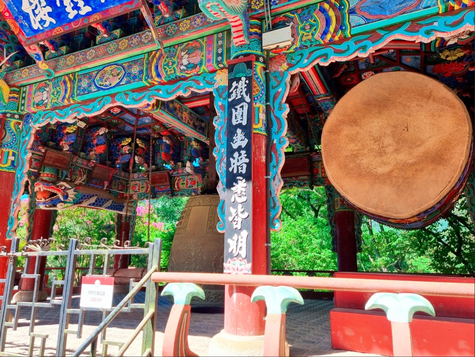 경남 하동 쌍계사: 맑은 계곡이 흐르는 지리산의 절