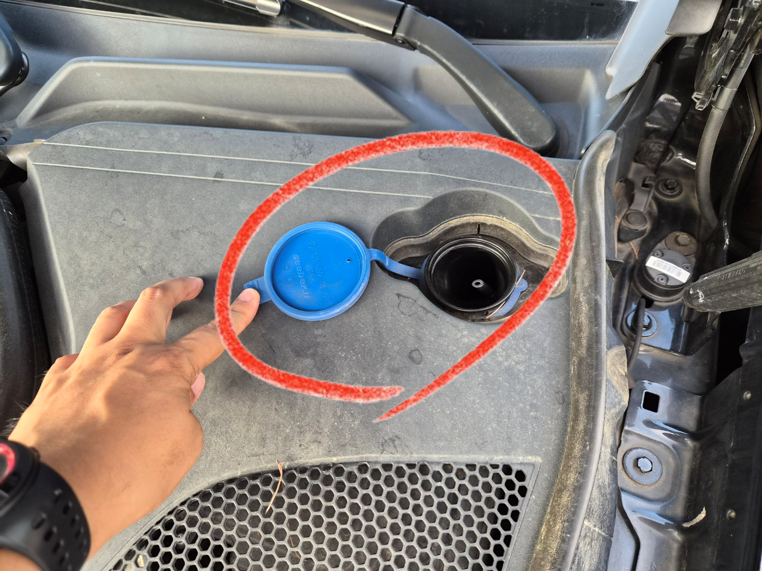 벤츠 워셔액 보충하는 주입구를 연모습