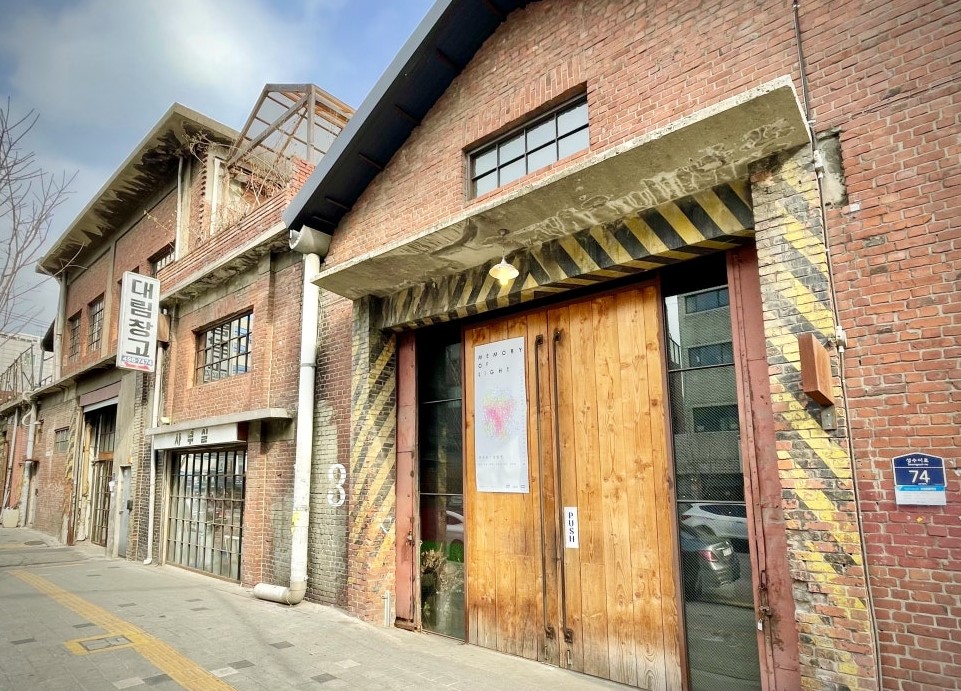 정미소였던 공간을 카페 겸 갤러리로 개조한 성수동 대림창고
