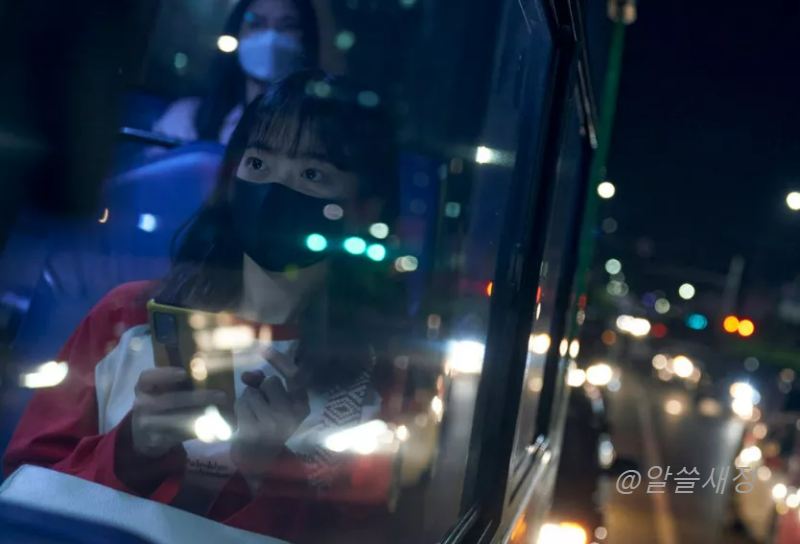 버스를 타고 가는 천우희