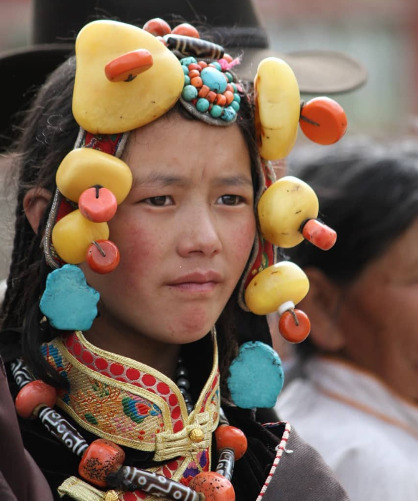 티벳전통의상을 입은 소녀