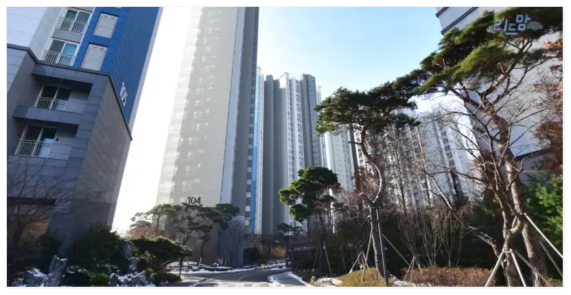 동대문-래미안아름숲-아파트 내부-조경-나무-하늘색-하늘