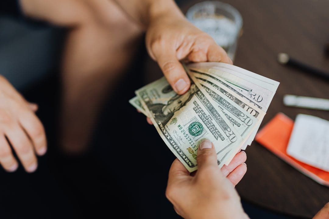 달러를 건네는 모습과 가까운 거리에서의 금전 거래