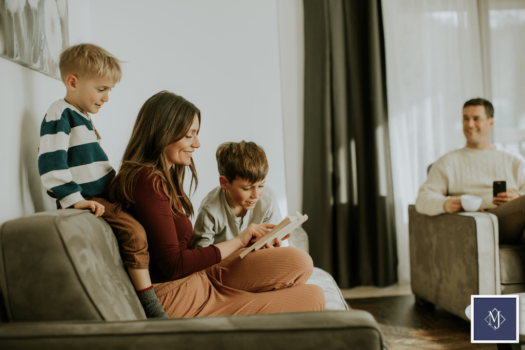 즐겁게 대화하고 있는 가족의 모습