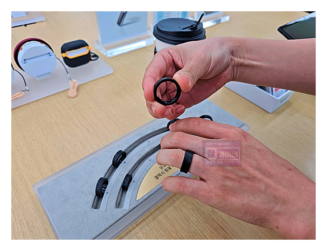 삼성스토어에서 갤럭시링 사이즈를 직접 확인하는 전시 사진