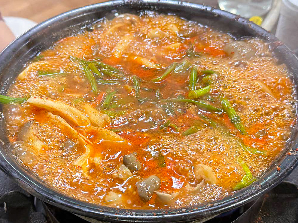 등촌 최월선칼국수 버섯매운탕이 끓고 있는 사진
