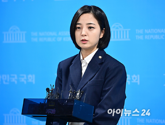 류호정 정의당 의원이 15일 오전 서울 여의도 국회 소통관에서 탈당 기자회견을 마친 뒤 백브리핑을 하고 있다. [사진=곽영래 기자]