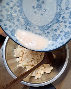 전분과 감자를 섞는 모습